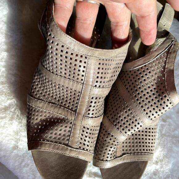 Me Too Women's 3.5" heel open toe strap back shoe Size 8 Leather Dollie - Picture 2 of 9